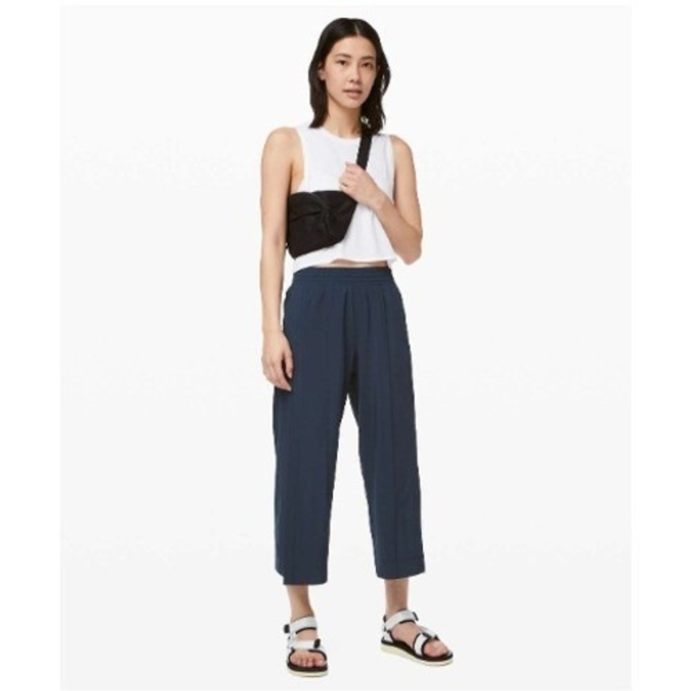 Lululemon Noir Crop Navy Blue Wide Leg Culotte Pants LW6BA9S Size 12